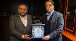 GAZETECİ FERHAT AYDOĞAN’DAN PROF. DR. METE DÜREN’E BAŞARI PLAKETİ