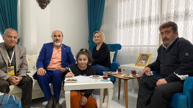 Ersin Eser  ”bizimle bu yolda yürüyen tüm veli ve öğrencilerimize sonsuz teşekkür ederiz”