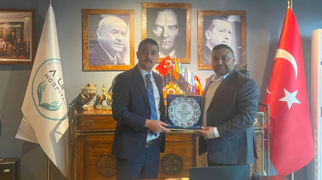 GAZETECİ FERHAT AYDOĞAN’DAN MHP İLÇE BAŞKANI FETTAHLI’YA ÖDÜL