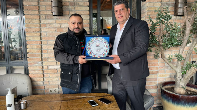 Ülkücü Şehit Oğlu Ali Uğur Akbaş’a Gazeteci Ferhat Aydoğan’dan Ödül