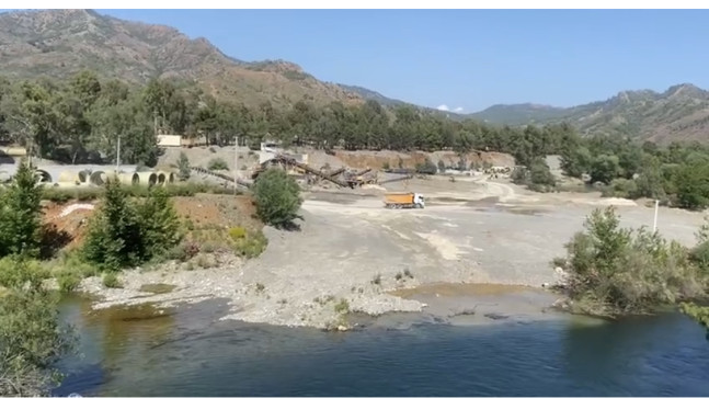 DALAMAN’DA DSİ İHALESİNİ ALAN FİRMA HAKKINDA PROJE İÇİN KURULAN KUM ELEĞİNDEN TİCARİ SATIŞ YAPIYOR İDDİASI