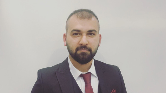 Bugün, hepinizin tanıyınca çok seveceği bir Devlet adamından bahsedeceğim…