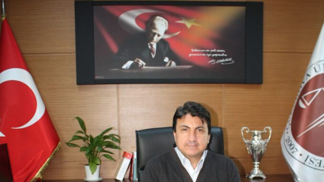 ÇUKUROVA HUKUK FAKÜLTESİ DEKANI PROF.DR.MEHMET DEMİR YILIN EN BAŞARILI DEKANI SEÇİLDİ