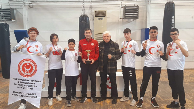 ŞENOL KAYSİ’NİN YETİŞTİRDİĞİ SPORCULAR 18 MART ÇANAKKALE ŞEHİTLERİNİ ANISINA YARIŞTILAR