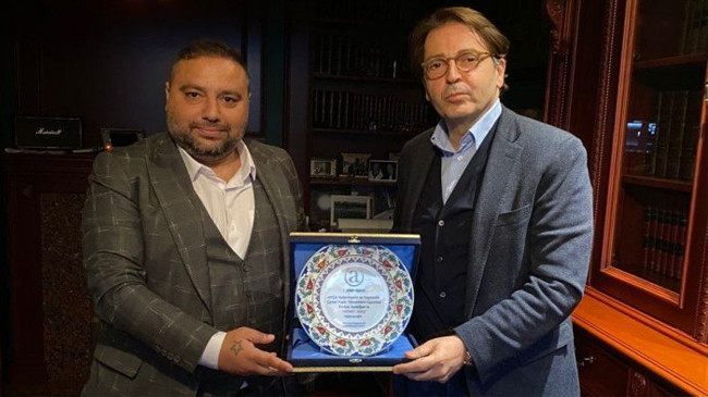 GAZETECİ FERHAT AYDOĞAN’DAN PROF. DR. METE DÜREN’E BAŞARI PLAKETİ