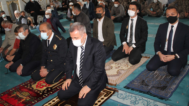 ADANA VALİSİ SÜLEYMAN ELBAN VE İL EMNİYET MÜDÜRÜ DOĞAN İNCİ RAMAZANOĞLU CAMİSİNDE ŞEHİTLERİ ANDILAR