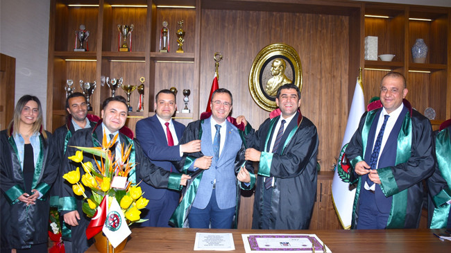 İlginç buluşma ruhsat töreninde gerçekleşti.