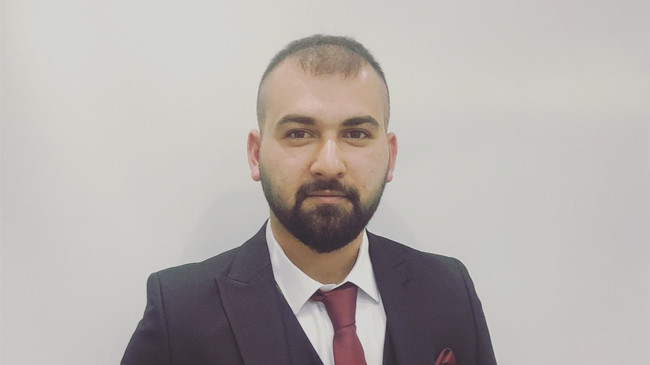 Bugün, hepinizin tanıyınca çok seveceği bir Devlet adamından bahsedeceğim…