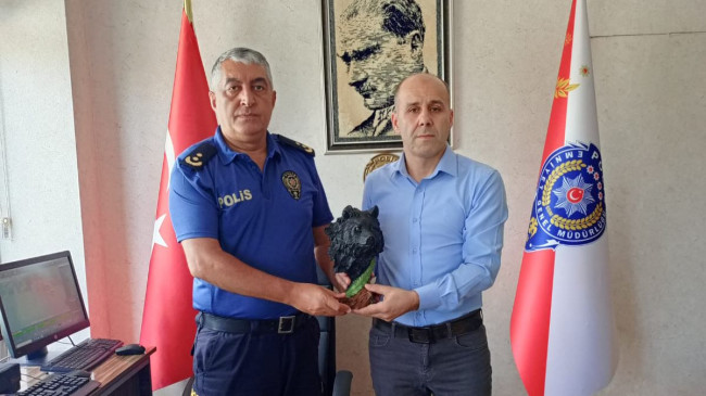 Ak Gençlik Ocakları’ndan Emniyet’e Anlamlı Ziyaret ve Hediye