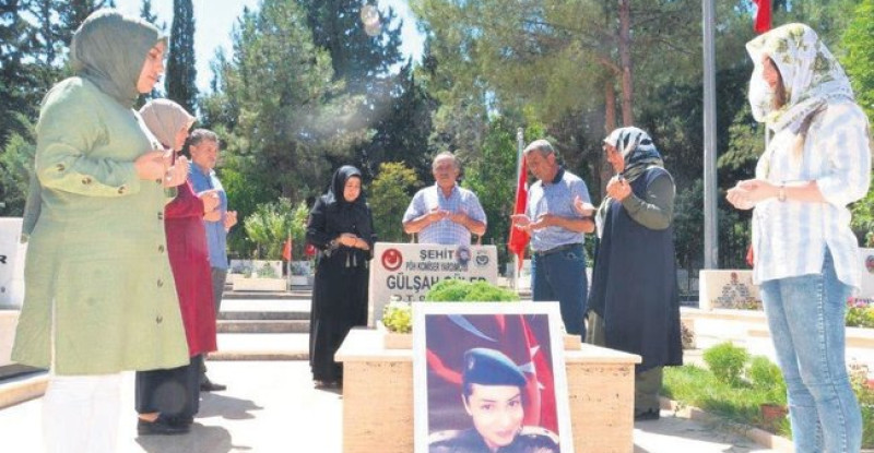 Üç yapraklı yoncanın üç yürekli annesi