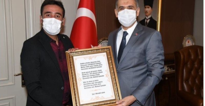 Adıyaman Valisi Mahmut Çuhadar’a Çok Anlamlı Hediye