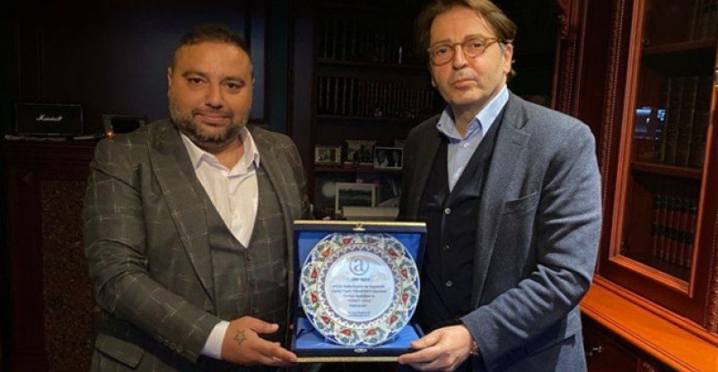 GAZETECİ FERHAT AYDOĞAN’DAN PROF. DR. METE DÜREN’E BAŞARI PLAKETİ