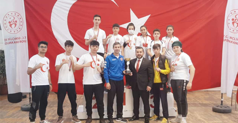 ŞENOL KAYSİ’NİN YETİŞTİRDİĞİ SPORCULAR  BOKS’TA 12 MADALYA KAZANDI