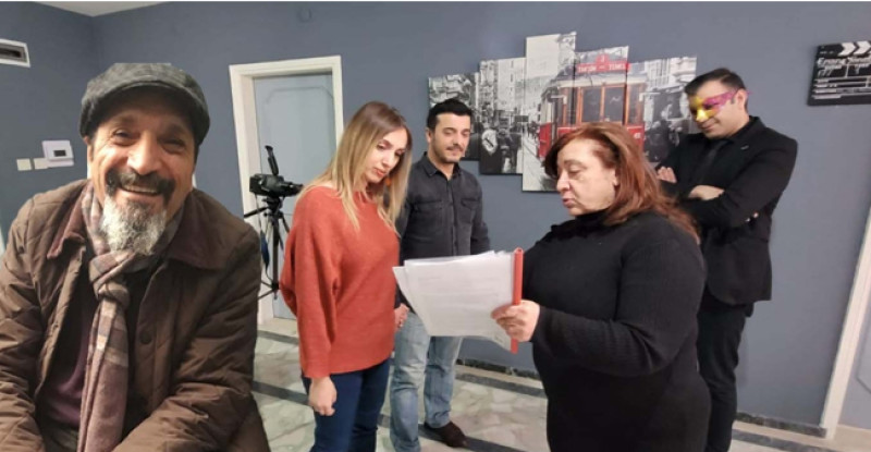 50 YILLIK BAŞARILI EFSANE SİNEMA YÖNETMENİ M.ALİ GÜNDOĞDU ADANALI ÜNLÜ GENÇ YETENEKLİ AV.SENİHA KADER VARAT’I KEŞFETTİ