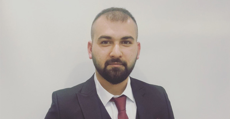 Bugün, hepinizin tanıyınca çok seveceği bir Devlet adamından bahsedeceğim…