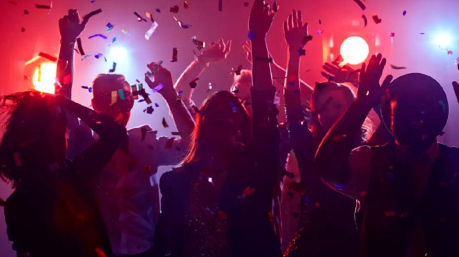 ABD’de gençler ölümle dans ediyor! Korona partisi düzenleyip virüsü ilk kapana para ödülü veriyorlar