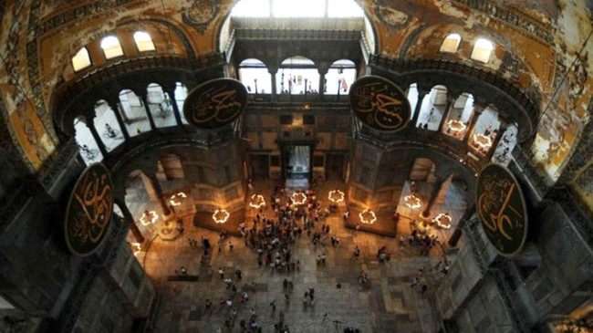 Ayasofya Camii’nin halılarının masrafını Cumhurbaşkanı Erdoğan mı karşıladı? Tarihçi isim onu işaret etti