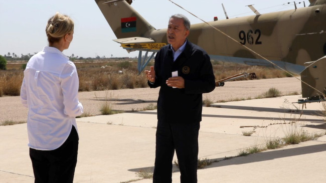 Bakan Akar, Rus yapımı savaş helikopterinin önünde Libya için kararlılık mesajı verdi