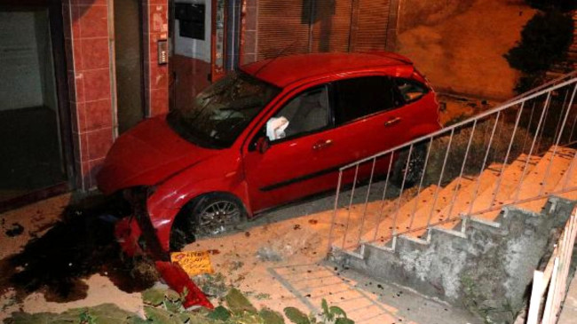 Otomobil 2 metreden apartman bahçesine düştü, sürücü yaralandı