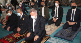 ADANA VALİSİ SÜLEYMAN ELBAN VE İL EMNİYET MÜDÜRÜ DOĞAN İNCİ RAMAZANOĞLU CAMİSİNDE ŞEHİTLERİ ANDILAR
