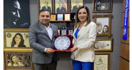 Gazeteci Ferhat Aydoğan’dan MHP İstanbul Milletvekili Arzu Erdem’e Plaket