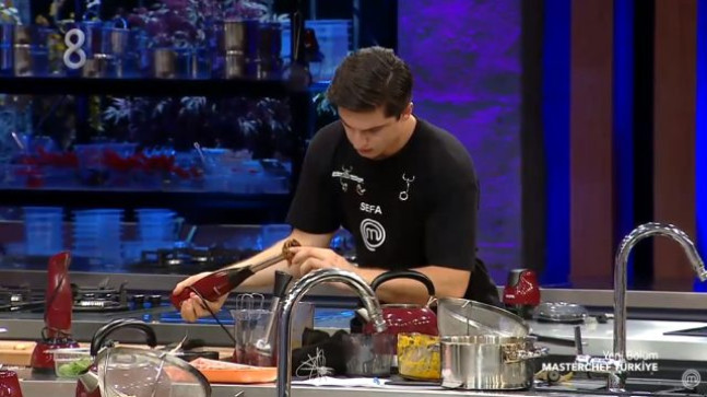 Masterchef Türkiye Yarışmasında Sefa, Parmağını Blendera Kaptırdı