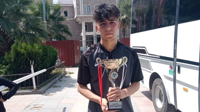 23 Nisan’da Çifte Gurur: Şampiyon Emre ve Yıldız Keremcan