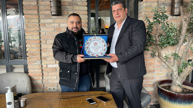 Ülkücü Şehit Oğlu Ali Uğur Akbaş’a Gazeteci Ferhat Aydoğan’dan Ödül