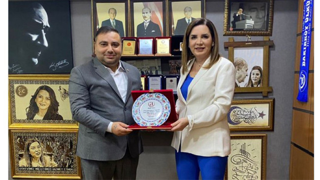 Gazeteci Ferhat Aydoğan’dan MHP İstanbul Milletvekili Arzu Erdem’e Plaket