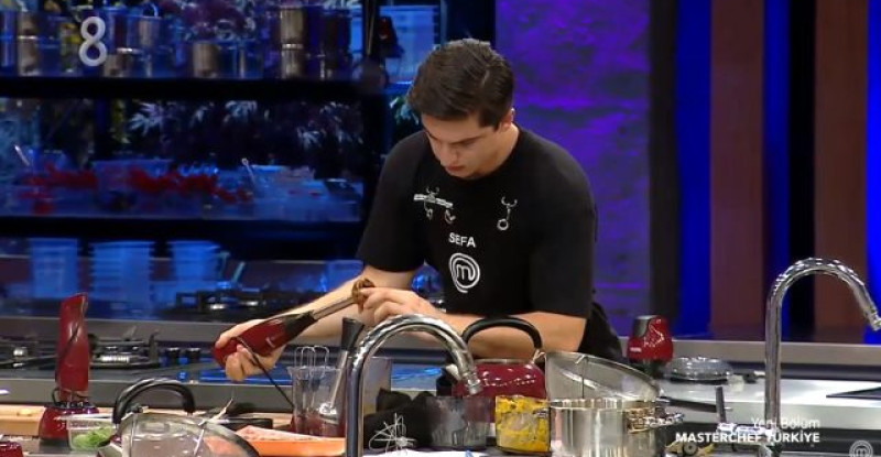 Masterchef Türkiye Yarışmasında Sefa, Parmağını Blendera Kaptırdı