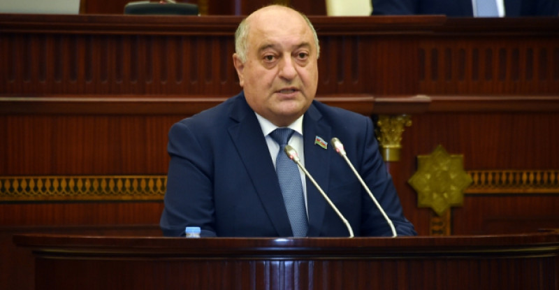 Azerbaycan Milletvekili: “Azerbaycan’dan Ukrayna’ya uçak dolusu yardım, bedava yakıt…”