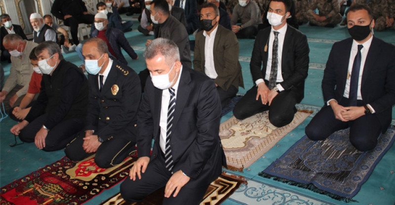 ADANA VALİSİ SÜLEYMAN ELBAN VE İL EMNİYET MÜDÜRÜ DOĞAN İNCİ RAMAZANOĞLU CAMİSİNDE ŞEHİTLERİ ANDILAR
